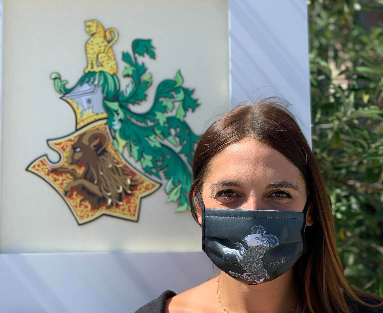 Giovane donna con mascherina dedicata a Montone